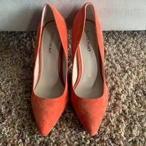 Orange shoe mint heels.